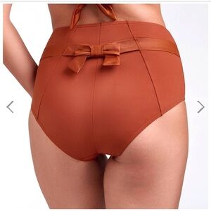 New with tags MARLIES DEKKERS Cache Coeur
High-waisted bikini bottom